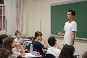 Em sala de aula, estudantes foram orientados para a realização das entrevistas